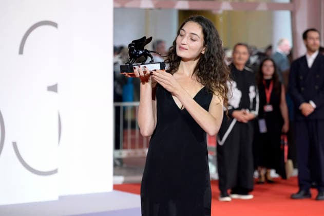 Shaden Safieddine Tazi mit dem den Orizzonti Preis für den besten Kurzfilm Quelques instants de bonheur A Few Moments of Happiness beim Photocall mit den Preistägern der Biennale di Venezia 2026 83. Internationale Filmfestspiele von Venedig vor dem Palazzo del Cinema. Venedig, 12.09.2026