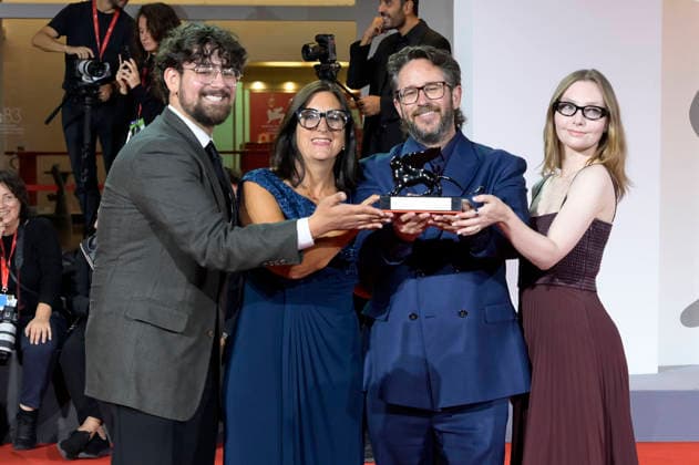 Anna Maria Nonny de la Pena, Rory Mitchell und Team mit dem Spezialpreis der Jury in der Kategorie Venice Immersive für Out of the Ashes beim Photocall mit den Preistägern der Biennale di Venezia 2026 83. Internationale Filmfestspiele von Venedig vor dem Palazzo del Cinema. Venedig, 12.09.2026
