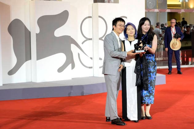 Shixin Tao, Yuqi Zhang und Qiuyu Wan mit dem groeßn Venice Immersive Preis für The Pigeon Ring beim Photocall mit den Preistägern der Biennale di Venezia 2026 83. Internationale Filmfestspiele von Venedig vor dem Palazzo del Cinema. Venedig, 12.09.2026