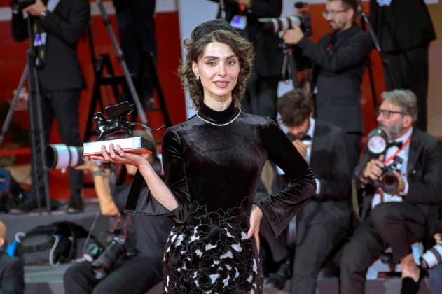 Laleh Marzban mit dem Orizzonti Preis für die beste Schauspielerin in Moragheb Falling House beim Photocall mit den Preistägern der Biennale di Venezia 2026 83. Internationale Filmfestspiele von Venedig vor dem Palazzo del Cinema. Venedig, 12.09.2026