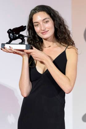 Shaden Safieddine Tazi mit dem den Orizzonti Preis für den besten Kurzfilm Quelques instants de bonheur A Few Moments of Happiness beim Photocall mit den Preistägern der Biennale di Venezia 2026 83. Internationale Filmfestspiele von Venedig vor dem Palazzo del Cinema. Venedig, 12.09.2026