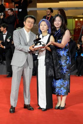 Shixin Tao, Yuqi Zhang und Qiuyu Wan mit dem groeßn Venice Immersive Preis für The Pigeon Ring beim Photocall mit den Preistägern der Biennale di Venezia 2026 83. Internationale Filmfestspiele von Venedig vor dem Palazzo del Cinema. Venedig, 12.09.2026