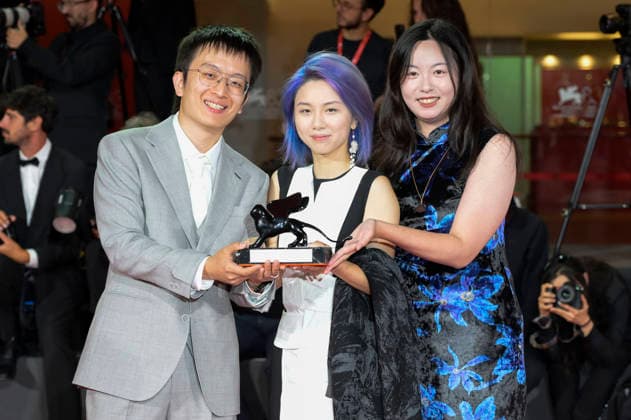 Shixin Tao, Yuqi Zhang und Qiuyu Wan mit dem groeßn Venice Immersive Preis für The Pigeon Ring beim Photocall mit den Preistägern der Biennale di Venezia 2026 83. Internationale Filmfestspiele von Venedig vor dem Palazzo del Cinema. Venedig, 12.09.2026
