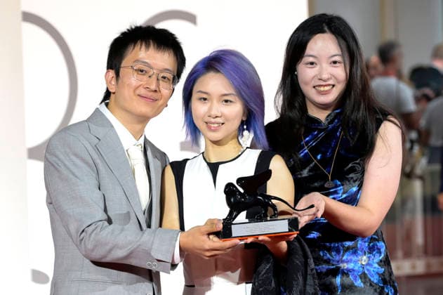 Shixin Tao, Yuqi Zhang und Qiuyu Wan mit dem groeßn Venice Immersive Preis für The Pigeon Ring beim Photocall mit den Preistägern der Biennale di Venezia 2026 83. Internationale Filmfestspiele von Venedig vor dem Palazzo del Cinema. Venedig, 12.09.2026