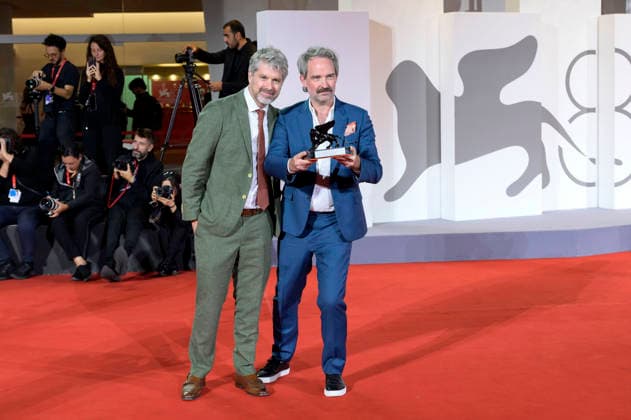 Peter Flaherty und Jesse Garrison mit dem Venice Immersive Achievement Award für Empire at Sea beim Photocall mit den Preistägern der Biennale di Venezia 2026 83. Internationale Filmfestspiele von Venedig vor dem Palazzo del Cinema. Venedig, 12.09.2026