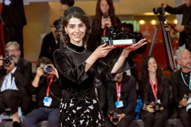 Laleh Marzban mit dem Orizzonti Preis für die beste Schauspielerin in Moragheb Falling House beim Photocall mit den Preistägern der Biennale di Venezia 2026 83. Internationale Filmfestspiele von Venedig vor dem Palazzo del Cinema. Venedig, 12.09.2026