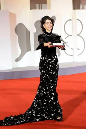 Laleh Marzban mit dem Orizzonti Preis für die beste Schauspielerin in Moragheb Falling House beim Photocall mit den Preistägern der Biennale di Venezia 2026 83. Internationale Filmfestspiele von Venedig vor dem Palazzo del Cinema. Venedig, 12.09.2026