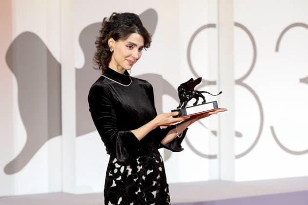 Laleh Marzban mit dem Orizzonti Preis für die beste Schauspielerin in Moragheb Falling House beim Photocall mit den Preistägern der Biennale di Venezia 2026 83. Internationale Filmfestspiele von Venedig vor dem Palazzo del Cinema. Venedig, 12.09.2026