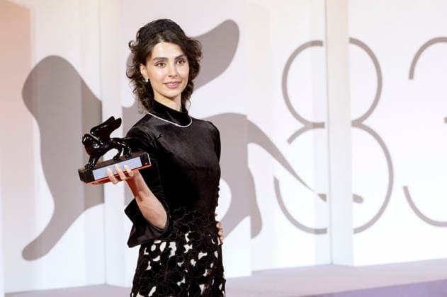 Laleh Marzban mit dem Orizzonti Preis für die beste Schauspielerin in Moragheb Falling House beim Photocall mit den Preistägern der Biennale di Venezia 2026 83. Internationale Filmfestspiele von Venedig vor dem Palazzo del Cinema. Venedig, 12.09.2026