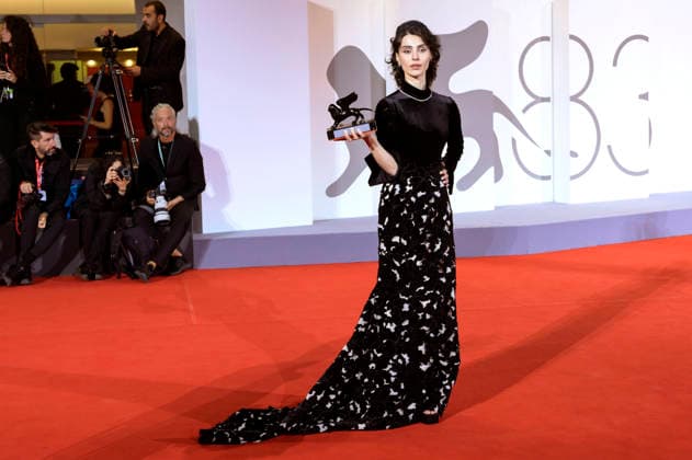 Laleh Marzban mit dem Orizzonti Preis für die beste Schauspielerin in Moragheb Falling House beim Photocall mit den Preistägern der Biennale di Venezia 2026 83. Internationale Filmfestspiele von Venedig vor dem Palazzo del Cinema. Venedig, 12.09.2026