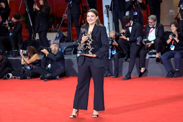 Malou Khebizi mit dem Marcello Mastroianni Award für die besten Nachwuchsschauspielerin in 15 18 A Place to Heal beim Photocall mit den Preistägern der Biennale di Venezia 2026 83. Internationale Filmfestspiele von Venedig vor dem Palazzo del Cinema. Venedig, 12.09.2026