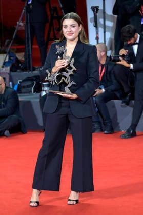 Malou Khebizi mit dem Marcello Mastroianni Award für die besten Nachwuchsschauspielerin in 15 18 A Place to Heal beim Photocall mit den Preistägern der Biennale di Venezia 2026 83. Internationale Filmfestspiele von Venedig vor dem Palazzo del Cinema. Venedig, 12.09.2026