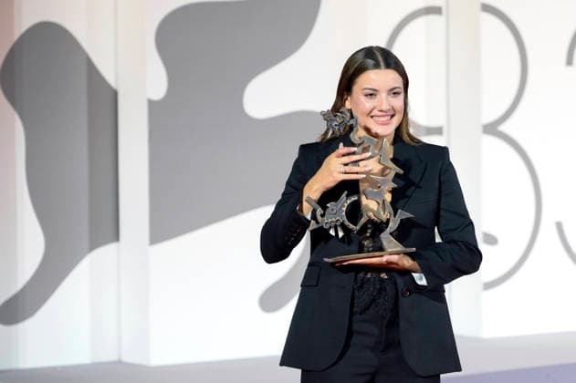 Malou Khebizi mit dem Marcello Mastroianni Award für die besten Nachwuchsschauspielerin in 15 18 A Place to Heal beim Photocall mit den Preistägern der Biennale di Venezia 2026 83. Internationale Filmfestspiele von Venedig vor dem Palazzo del Cinema. Venedig, 12.09.2026