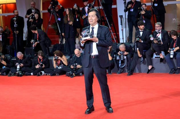 Lee Chang-dong mit dem großen Preis der Jury für Ganeunghan sarang Possible Love beim Photocall mit den Preistägern der Biennale di Venezia 2026 83. Internationale Filmfestspiele von Venedig vor dem Palazzo del Cinema. Venedig, 12.09.2026