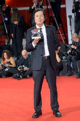 Lee Chang-dong mit dem großen Preis der Jury für Ganeunghan sarang Possible Love beim Photocall mit den Preistägern der Biennale di Venezia 2026 83. Internationale Filmfestspiele von Venedig vor dem Palazzo del Cinema. Venedig, 12.09.2026