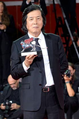 Lee Chang-dong mit dem großen Preis der Jury für Ganeunghan sarang Possible Love beim Photocall mit den Preistägern der Biennale di Venezia 2026 83. Internationale Filmfestspiele von Venedig vor dem Palazzo del Cinema. Venedig, 12.09.2026