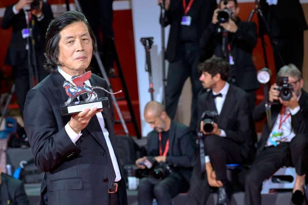 Lee Chang-dong mit dem großen Preis der Jury für Ganeunghan sarang Possible Love beim Photocall mit den Preistägern der Biennale di Venezia 2026 83. Internationale Filmfestspiele von Venedig vor dem Palazzo del Cinema. Venedig, 12.09.2026