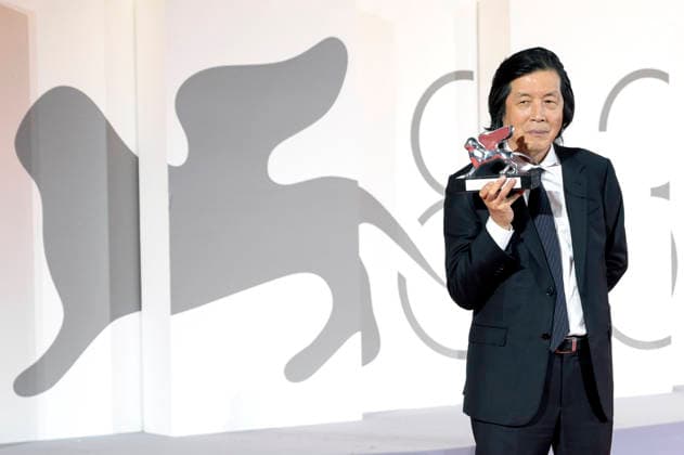 Lee Chang-dong mit dem großen Preis der Jury für Ganeunghan sarang Possible Love beim Photocall mit den Preistägern der Biennale di Venezia 2026 83. Internationale Filmfestspiele von Venedig vor dem Palazzo del Cinema. Venedig, 12.09.2026