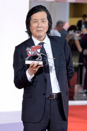 Lee Chang-dong mit dem großen Preis der Jury für Ganeunghan sarang Possible Love beim Photocall mit den Preistägern der Biennale di Venezia 2026 83. Internationale Filmfestspiele von Venedig vor dem Palazzo del Cinema. Venedig, 12.09.2026