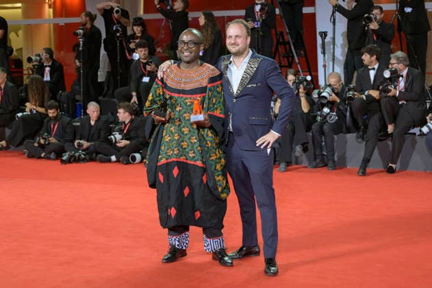 Auguste Bernard Kouemo Yanghu und Arthur Grec mit dem Orizzonit Jury-Preis und dem Luigi De Laurentiis Award für den besten Debütfilm La maison du vent House of the Wind beim Photocall mit den Preistägern der Biennale di Venezia 2026 83. Internationale Filmfestspiele von Venedig vor dem Palazzo del Cinema. Venedig, 12.09.2026