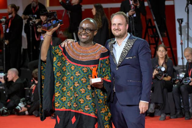 Auguste Bernard Kouemo Yanghu und Arthur Grec mit dem Orizzonit Jury-Preis und dem Luigi De Laurentiis Award für den besten Debütfilm La maison du vent House of the Wind beim Photocall mit den Preistägern der Biennale di Venezia 2026 83. Internationale Filmfestspiele von Venedig vor dem Palazzo del Cinema. Venedig, 12.09.2026