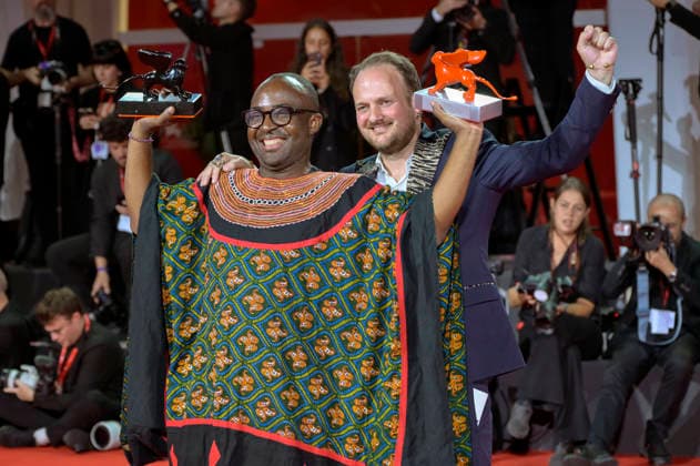 Auguste Bernard Kouemo Yanghu und Arthur Grec mit dem Orizzonit Jury-Preis und dem Luigi De Laurentiis Award für den besten Debütfilm La maison du vent House of the Wind beim Photocall mit den Preistägern der Biennale di Venezia 2026 83. Internationale Filmfestspiele von Venedig vor dem Palazzo del Cinema. Venedig, 12.09.2026