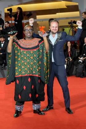 Auguste Bernard Kouemo Yanghu und Arthur Grec mit dem Orizzonit Jury-Preis und dem Luigi De Laurentiis Award für den besten Debütfilm La maison du vent House of the Wind beim Photocall mit den Preistägern der Biennale di Venezia 2026 83. Internationale Filmfestspiele von Venedig vor dem Palazzo del Cinema. Venedig, 12.09.2026