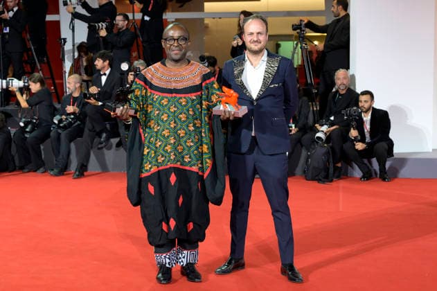Auguste Bernard Kouemo Yanghu und Arthur Grec mit dem Orizzonit Jury-Preis und dem Luigi De Laurentiis Award für den besten Debütfilm La maison du vent House of the Wind beim Photocall mit den Preistägern der Biennale di Venezia 2026 83. Internationale Filmfestspiele von Venedig vor dem Palazzo del Cinema. Venedig, 12.09.2026