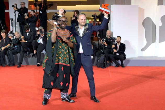 Auguste Bernard Kouemo Yanghu und Arthur Grec mit dem Orizzonit Jury-Preis und dem Luigi De Laurentiis Award für den besten Debütfilm La maison du vent House of the Wind beim Photocall mit den Preistägern der Biennale di Venezia 2026 83. Internationale Filmfestspiele von Venedig vor dem Palazzo del Cinema. Venedig, 12.09.2026