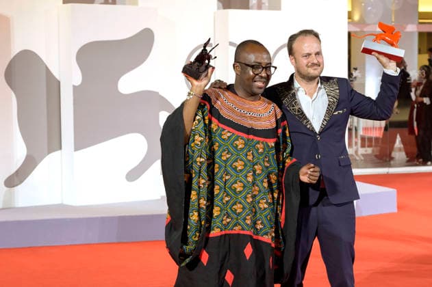 Auguste Bernard Kouemo Yanghu und Arthur Grec mit dem Orizzonit Jury-Preis und dem Luigi De Laurentiis Award für den besten Debütfilm La maison du vent House of the Wind beim Photocall mit den Preistägern der Biennale di Venezia 2026 83. Internationale Filmfestspiele von Venedig vor dem Palazzo del Cinema. Venedig, 12.09.2026