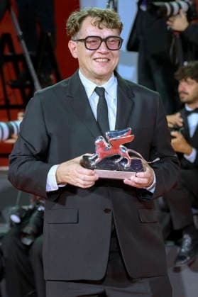 Ilya Khrzhanovsky mit dem Silbernen Löwn für die beste Regie bei DAU beim Photocall mit den Preistägern der Biennale di Venezia 2026 83. Internationale Filmfestspiele von Venedig vor dem Palazzo del Cinema. Venedig, 12.09.2026
