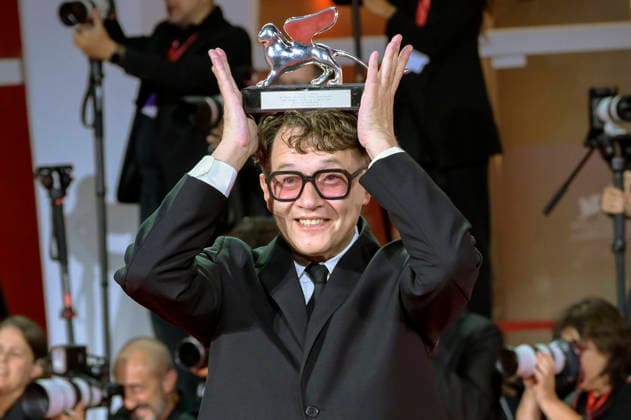 Ilya Khrzhanovsky mit dem Silbernen Löwn für die beste Regie bei DAU beim Photocall mit den Preistägern der Biennale di Venezia 2026 83. Internationale Filmfestspiele von Venedig vor dem Palazzo del Cinema. Venedig, 12.09.2026