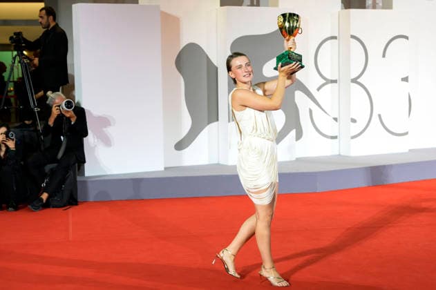 Mathilde Arcel mit dem Coppa Volpi für die beste Schauspielerin in Woman Unknown beim Photocall mit den Preistägern der Biennale di Venezia 2026 83. Internationale Filmfestspiele von Venedig vor dem Palazzo del Cinema. Venedig, 12.09.2026