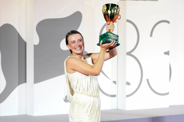 Mathilde Arcel mit dem Coppa Volpi für die beste Schauspielerin in Woman Unknown beim Photocall mit den Preistägern der Biennale di Venezia 2026 83. Internationale Filmfestspiele von Venedig vor dem Palazzo del Cinema. Venedig, 12.09.2026