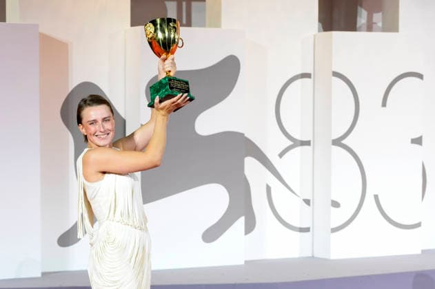 Mathilde Arcel mit dem Coppa Volpi für die beste Schauspielerin in Woman Unknown beim Photocall mit den Preistägern der Biennale di Venezia 2026 83. Internationale Filmfestspiele von Venedig vor dem Palazzo del Cinema. Venedig, 12.09.2026