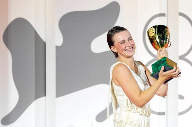 Mathilde Arcel mit dem Coppa Volpi für die beste Schauspielerin in Woman Unknown beim Photocall mit den Preistägern der Biennale di Venezia 2026 83. Internationale Filmfestspiele von Venedig vor dem Palazzo del Cinema. Venedig, 12.09.2026