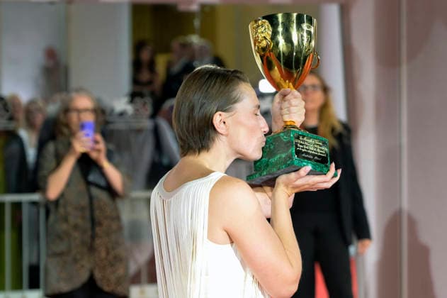 Mathilde Arcel mit dem Coppa Volpi für die beste Schauspielerin in Woman Unknown beim Photocall mit den Preistägern der Biennale di Venezia 2026 83. Internationale Filmfestspiele von Venedig vor dem Palazzo del Cinema. Venedig, 12.09.2026