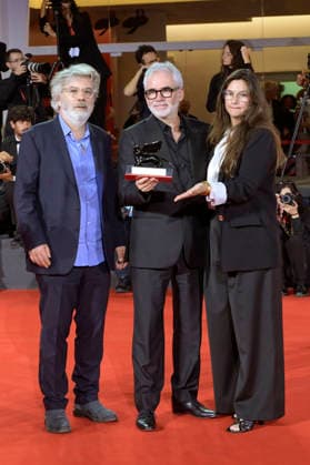 Olivier Gorce, Stephane Brize und Coralie Amedeo mit dem Preis für das beste Drehbuch zu Un bon petit soldat A Good Little Soldier beim Photocall mit den Preistägern der Biennale di Venezia 2026 83. Internationale Filmfestspiele von Venedig vor dem Palazzo del Cinema. Venedig, 12.09.2026