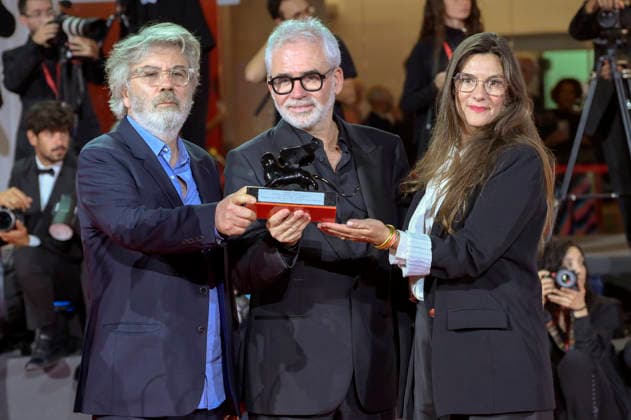Olivier Gorce, Stephane Brize und Coralie Amedeo mit dem Preis für das beste Drehbuch zu Un bon petit soldat A Good Little Soldier beim Photocall mit den Preistägern der Biennale di Venezia 2026 83. Internationale Filmfestspiele von Venedig vor dem Palazzo del Cinema. Venedig, 12.09.2026