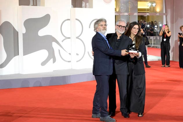 Olivier Gorce, Stephane Brize und Coralie Amedeo mit dem Preis für das beste Drehbuch zu Un bon petit soldat A Good Little Soldier beim Photocall mit den Preistägern der Biennale di Venezia 2026 83. Internationale Filmfestspiele von Venedig vor dem Palazzo del Cinema. Venedig, 12.09.2026