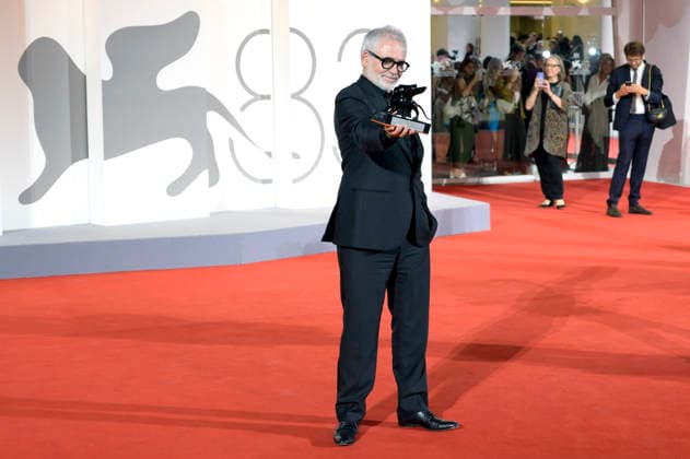 Stephane Brize mit dem Preis für das beste Drehbuch zu Un bon petit soldat A Good Little Soldier beim Photocall mit den Preistägern der Biennale di Venezia 2026 83. Internationale Filmfestspiele von Venedig vor dem Palazzo del Cinema. Venedig, 12.09.2026