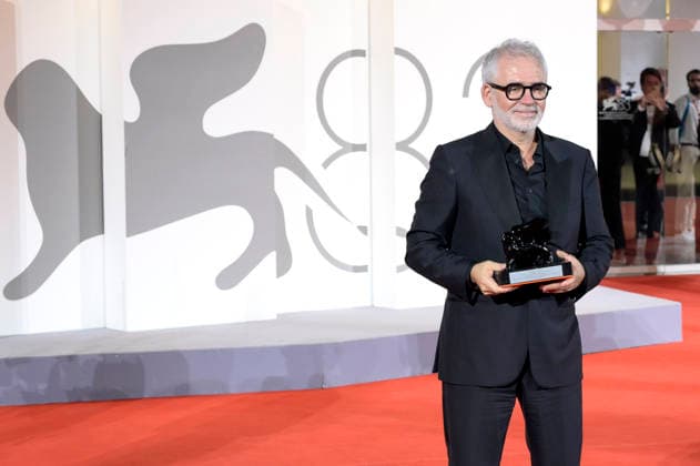 Stephane Brize mit dem Preis für das beste Drehbuch zu Un bon petit soldat A Good Little Soldier beim Photocall mit den Preistägern der Biennale di Venezia 2026 83. Internationale Filmfestspiele von Venedig vor dem Palazzo del Cinema. Venedig, 12.09.2026