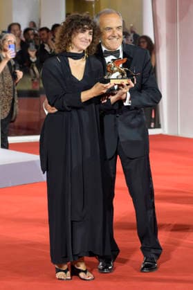May el-Toukhy mit dem Goldenen Löwen für den besten Film Woman Unknown und Alberto Barbera beim Photocall mit den Preistägern der Biennale di Venezia 2026 83. Internationale Filmfestspiele von Venedig vor dem Palazzo del Cinema. Venedig, 12.09.2026