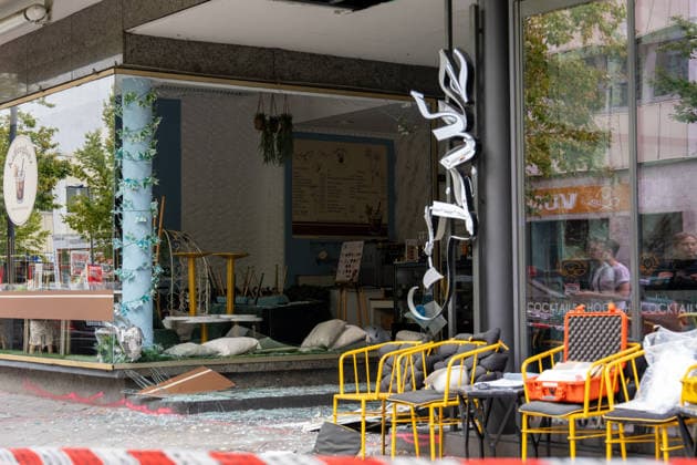 News Bilder des Tages CafÃ und Bar be schädigt - Verdacht auf Sprengstoffexplosion Am 13.09.2026 beschädigten Unbekannte am frühen Morgen ein CafÃ in der Frankfurter Straße in Offenbach am Main. Zeugen hatten gegen 4.45 Uhr einen lauten Knall sowie Feuerschein gemeldet, woraufhin Polizeistreifen beschädigte Schaufensterscheiben einer Bar sowie eines gegenüberliegenden CafÃ s feststellten. Die Kriminalpolizei ermittelt wegen des Verdachts des Herbeiführens einer Sprengstoffexplosion. Nach ersten Erkenntnissen wurde niemand verletzt, die Höhe des Sachschadens sowie die Hintergründe der Tat waren zunächst unklar. Offenbach am Main Hessen Deutschland