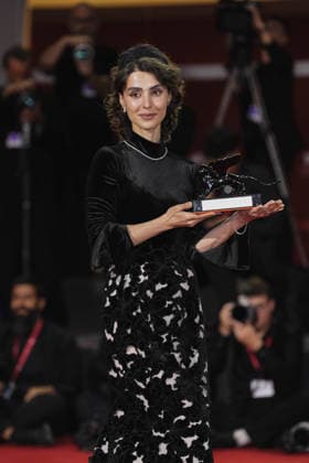Foto IPP - cifala daniele Lido di Venezia 12 09 2026 Nella foto: Laleh Marzban poses with the Orizzonti Best Actress Award for Moragheb (Falling House) Winners Photocall - The 83rd Ven