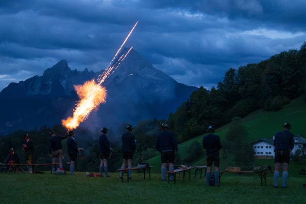 News Bilder des Tages Maria Gern, Deutschland 13.09.2026: Im Bild: Die Gerer Weihnachtsschützen geben am Morgen einen traditionellen Weckruf in Maria Gern bei Berchtesgaden. Der Weckruf findet am Festtag anlässlich des 75-jährigen Bestehens der Freiwilligen Feuerwehr Maria Gern und des 80-jährigen Bestehens der Blaskapelle Maria Gern statt. Bayern Copyright: xFotostandx xWassmuthx