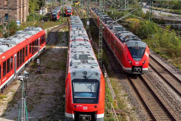 Verkehr, Eisenbahn, Bilderserie Deutsche Bahn und ihre Infrastruktur in Nürnberg mit DB Regio, Regionalverkehr, Intercity, ICE und Güterverkehr Regionalzüge und ICE auf ihrer Fahrt vom und zum Hauptbahnhof Nürnberg in Höhe DB Regio und Jansenbrücke Nürnberg Bayern Deutschland
