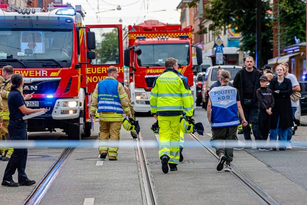 News Bilder des Tages Zehn duch Rauchgase leichtverletzte Bewohner beim Brand in Mehrfamilienhaus Mehrere Löschzüge der Feuerwehr Hannover sind im EInsatz. Eine Polizeibeamtin vom KDD und Rettungsdienstpersonal gehen zu einer Einsatzbesprechung. Hannover H-Badenstedt, Badenstedter Str. Niedersachsen, Region Hannover Germany