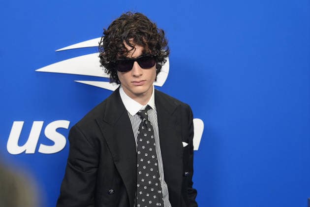 Entertainment Bilder des Tages Singer Shane Michael Boose, known artistically as Sombr, poses on the blue carpet at the US Open final match between Alexander Zverev of Germany and Ben Shelton of the United States at Arthur Ashe Stadium in Flushing Meadows, New York, USA, 13 September 2026. US Open: Men s Final – Alexander Zverev vs. Ben Shelton !ACHTUNG: NUR REDAKTIONELLE NUTZUNG!  Copyright: xOctavioxGuzmánx AME7059 20260913-55021391298_1