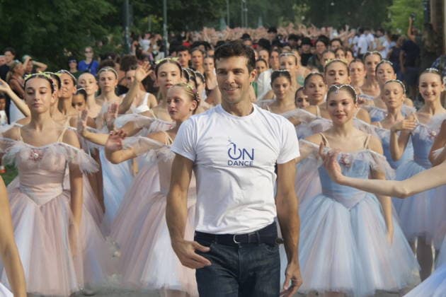 IPA88502885 - A spectacular conclusion to Dance Week, with Roberto Bolle leading the OnDance parade—a wave of thousands of dancers, with music and movement—that wound its way through Sempione Park all the way to the walls of the Sforza Castle.  Copyright: xLucaxPontix xLucaxPonti xIpaxagencyx IPA88502885